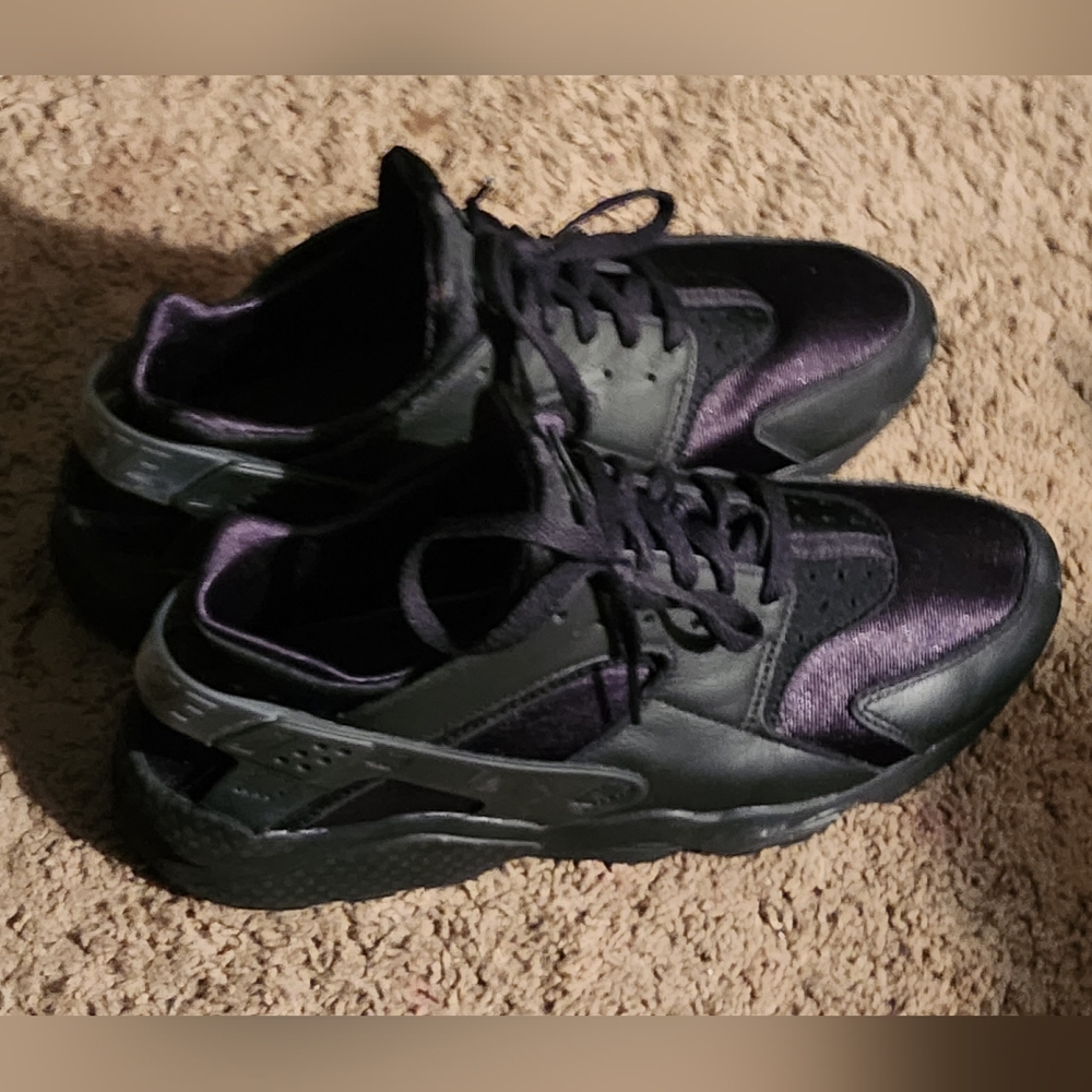 Nike mens huarache all blacke. Size ten. Not in bad condition but def worn.
